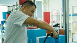 精準(zhǔn)、高效！看靈科超聲波手持式焊接機(jī)革新汽車門板制造