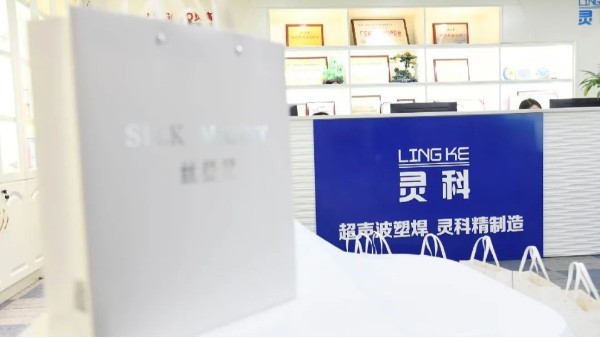 玉鼠辭舊，金牛迎新，靈科年禮賀新春！