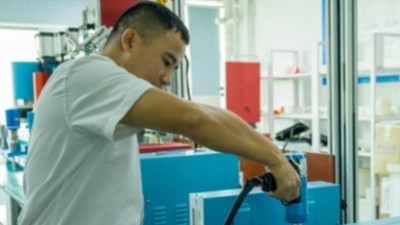 精準(zhǔn)、高效！看靈科超聲波手持式焊接機(jī)革新汽車(chē)門(mén)板制造